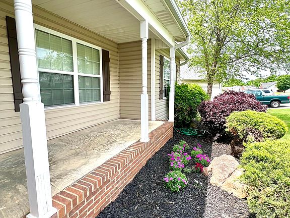 4th image of 147 Gladstone Dr