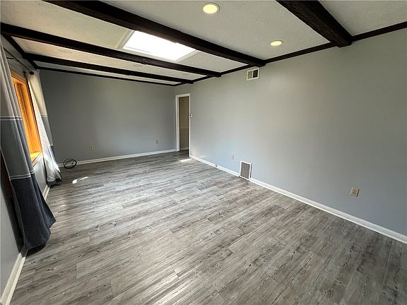 4th image of 203 Carson St