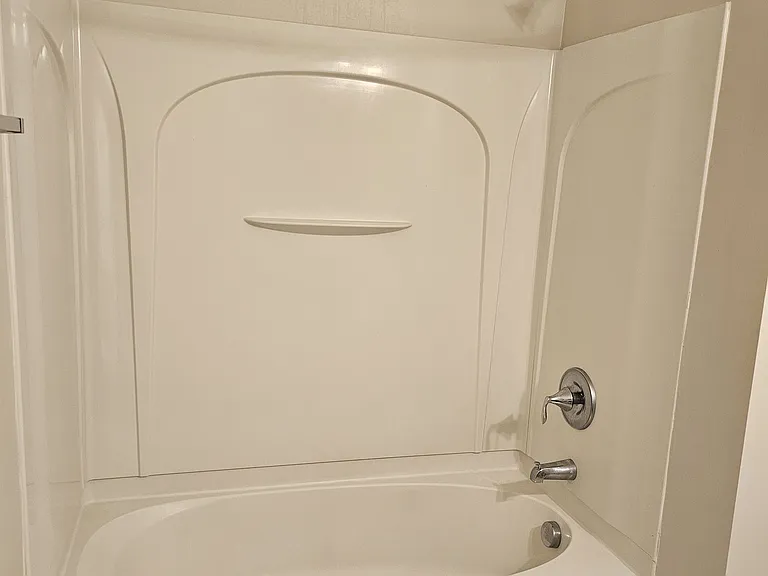 Secondary Bathroom with tub/shower combo