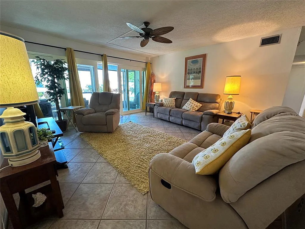 2 bed, 1.5 bath, 888 sqft, $1,595 — Photo 2