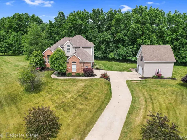 9806 Goldfinch Ct, Saline, MI 48176