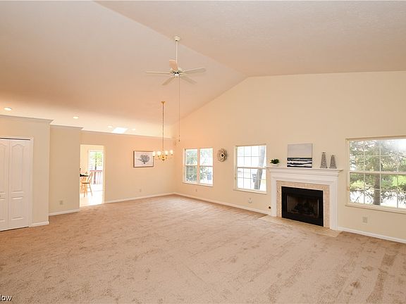 3rd image of 141 Stonebrooke Oval