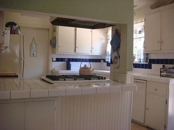 4th image of 2561 Goetze St