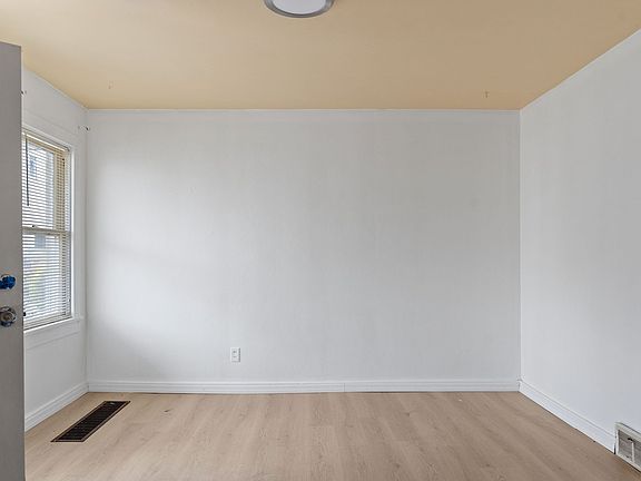 3rd image of 301 Squires Ave