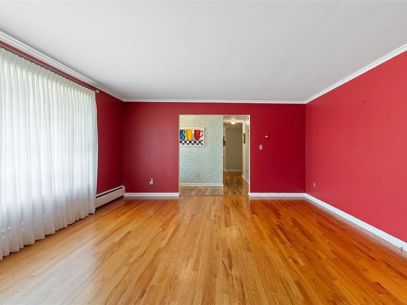 4th image of 15 Lennox Dr