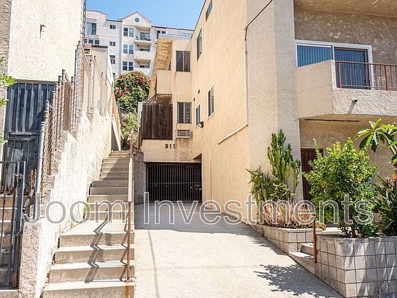 2nd image of 911 W College St APT 5