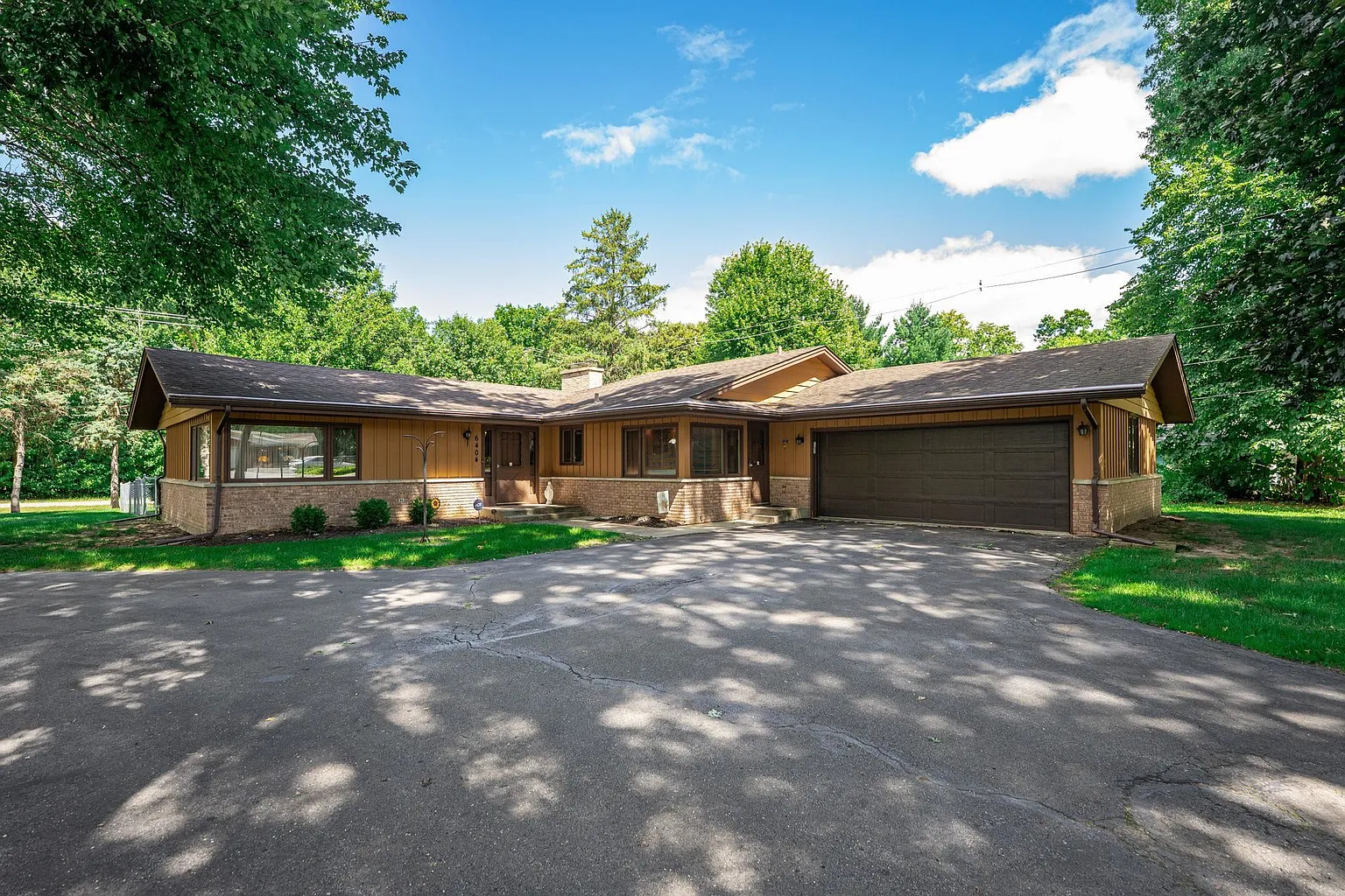 6404 Buttercup Ln photo 1