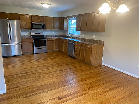 3rd image of 1013 Fairway Ct