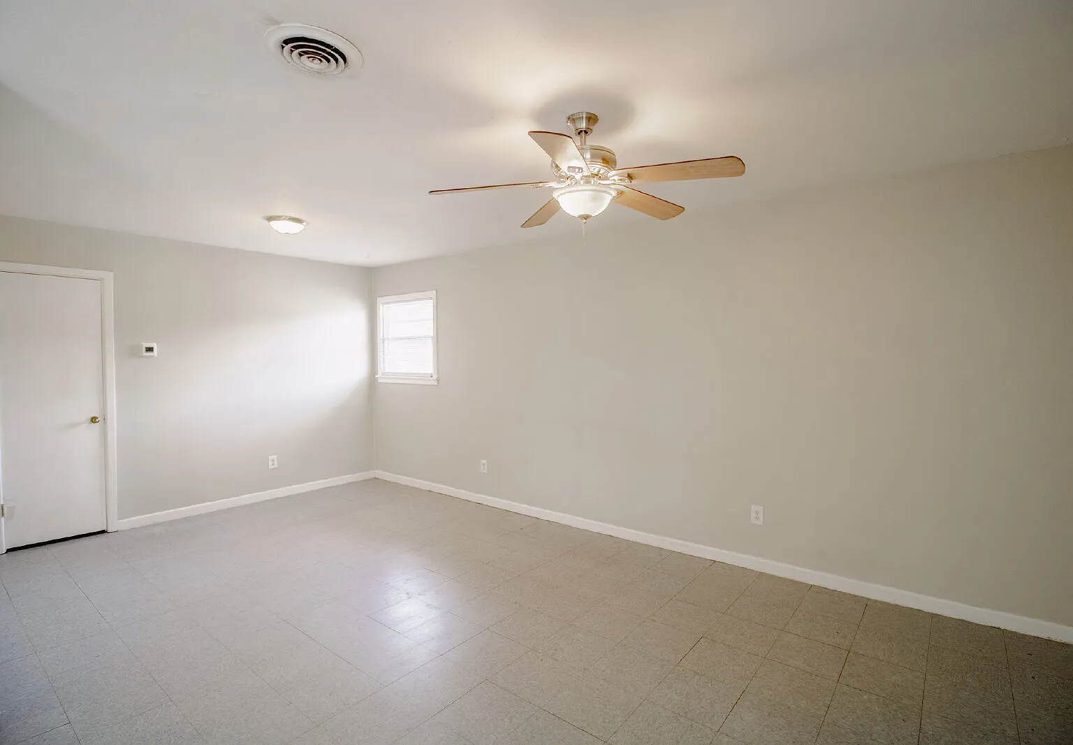 2 bed, 1.0 bath, 1104 sqft, $750 — Photo 2