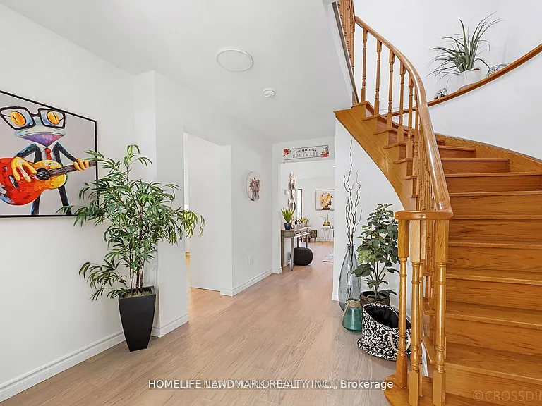 25 Lansbury Dr — Photo 3