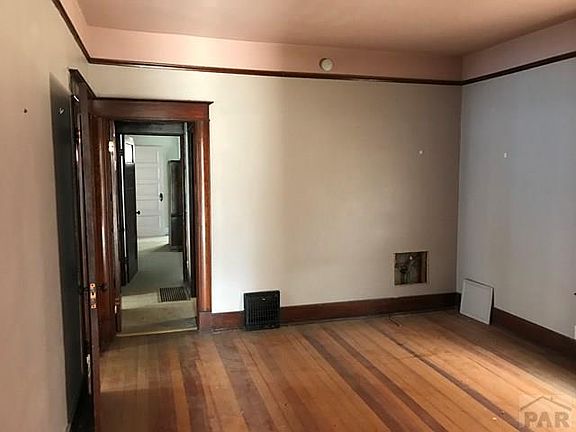 3rd image of 907 E 10th St