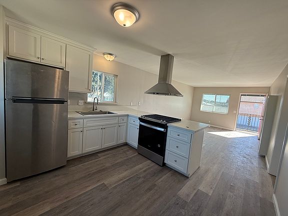 2nd image of 321-327 W Boone St #321