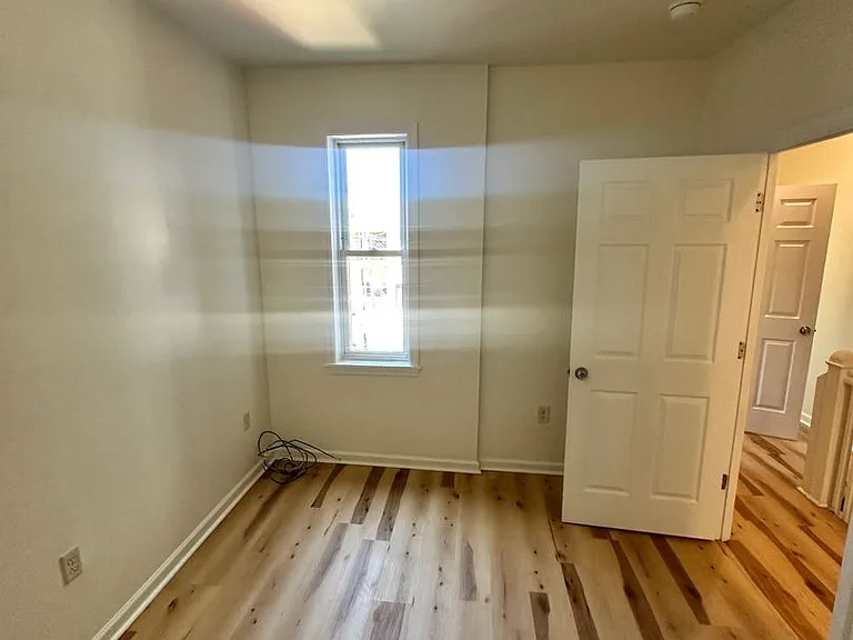 1211 W Poplar St — Photo 6