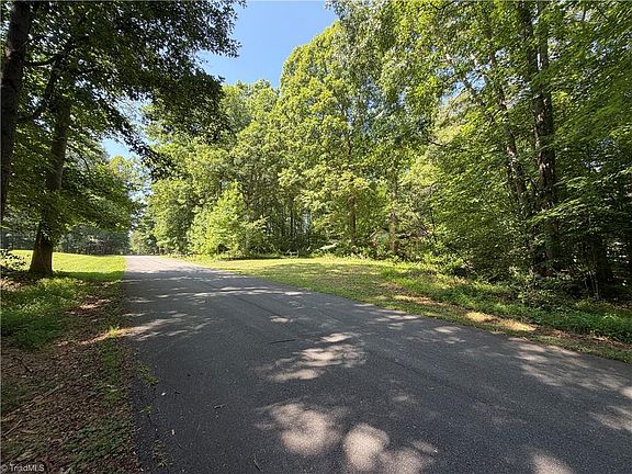 4th image of 1030 Oak Hill Dr