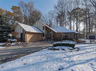 12900 Brockway Dr, Valley View, OH