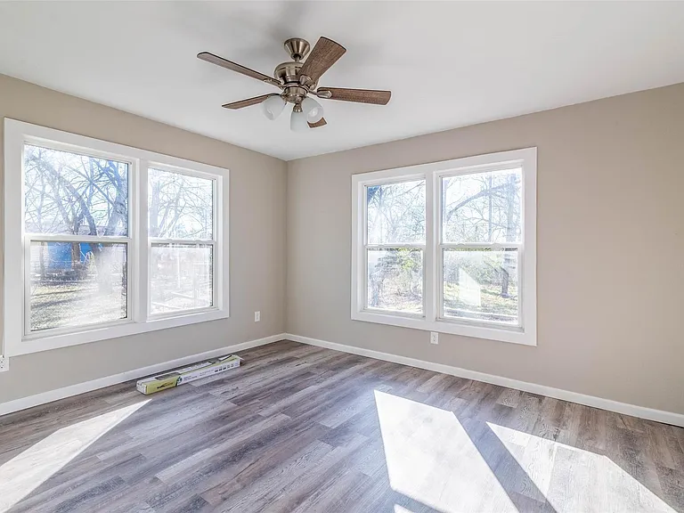220 W Murray St — Photo 12