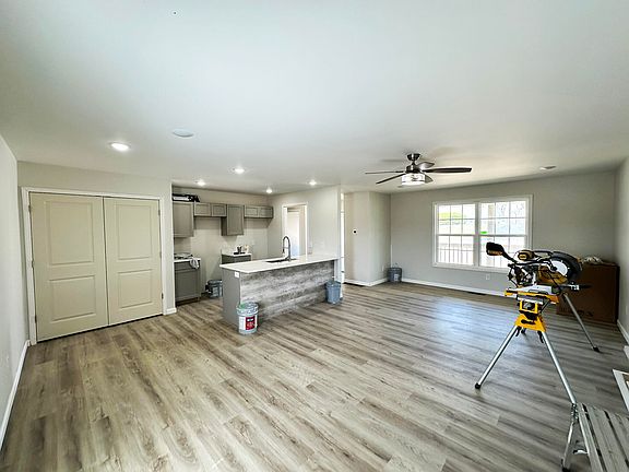 4th image of 122 W Cedar Grv