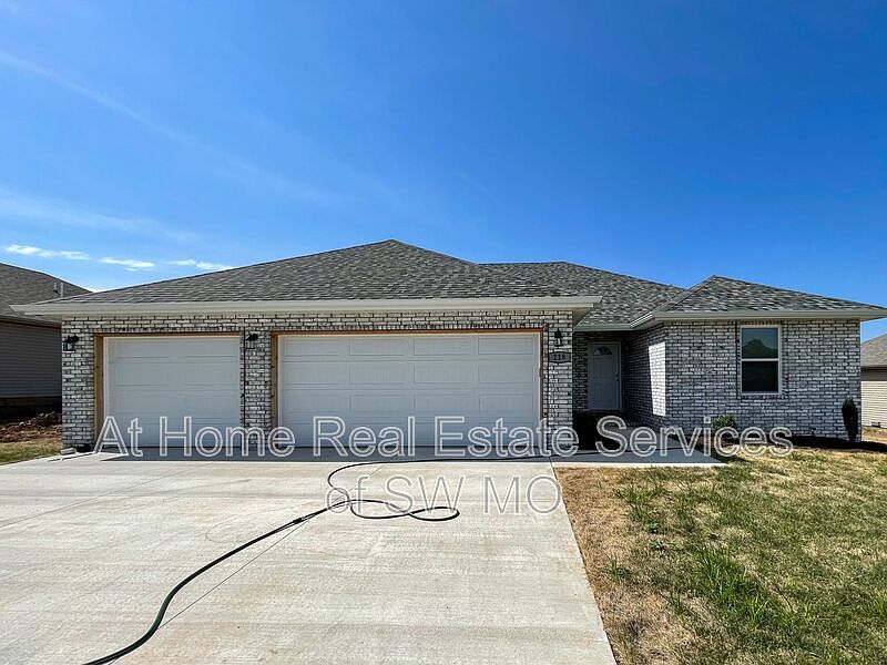 1st image of 218 W Canterbury Ln