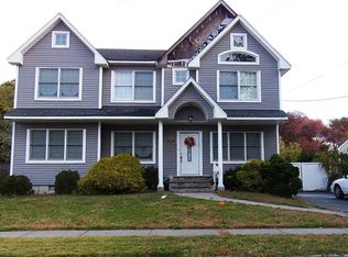 122 Kramer Dr, Lindenhurst, NY 11757