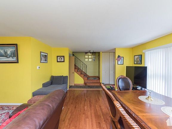 4th image of 2321 W Greenleaf Ave #302