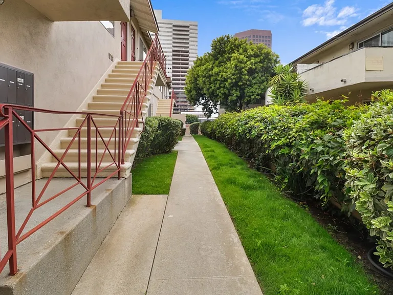 1219 Barry Ave #8 — Photo 2