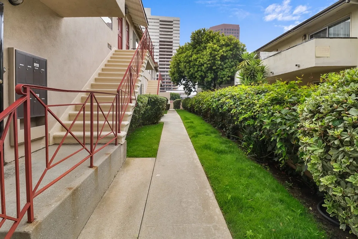 Building Photo - 1219 Barry Ave #4
