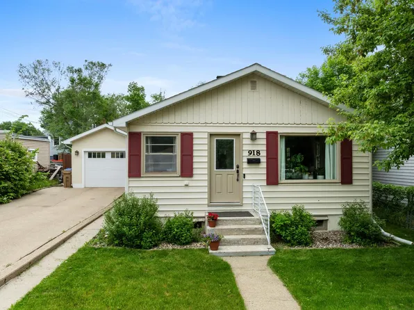 918 6th St NE, Minot, ND 58703