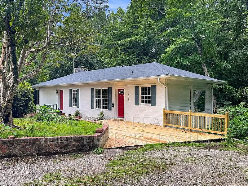 4 bed, 2.0 bath, 2639 sqft, $1,300 — Photo 1