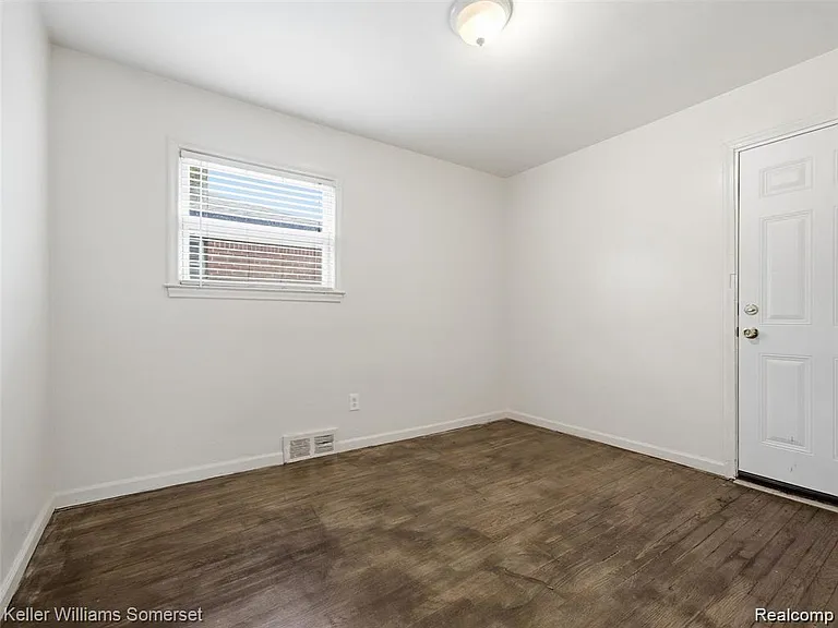 20271 Grandville Ave — Photo 10