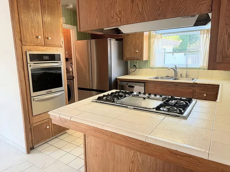 758 E Cypress Ave — Photo 8