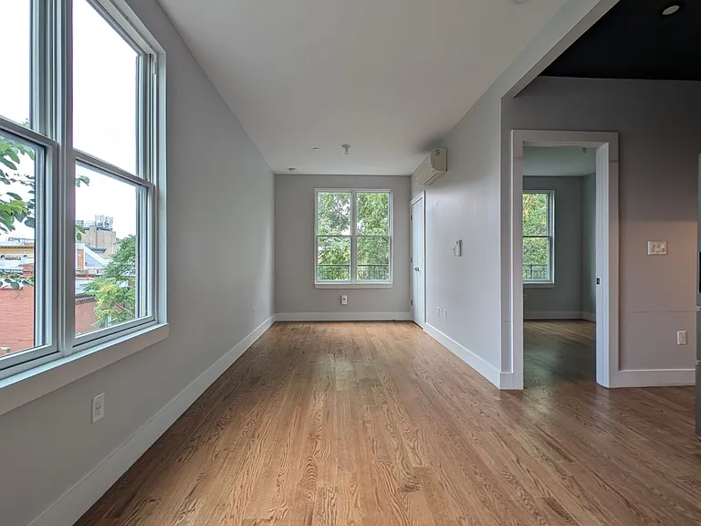 1354 Jefferson Ave #B5 — Photo 2