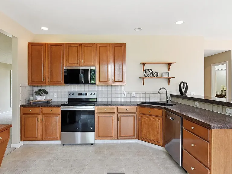 18602 Leavenworth St — Photo 18