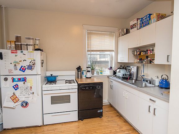 2nd image of 821 W Newport Ave APT 2R