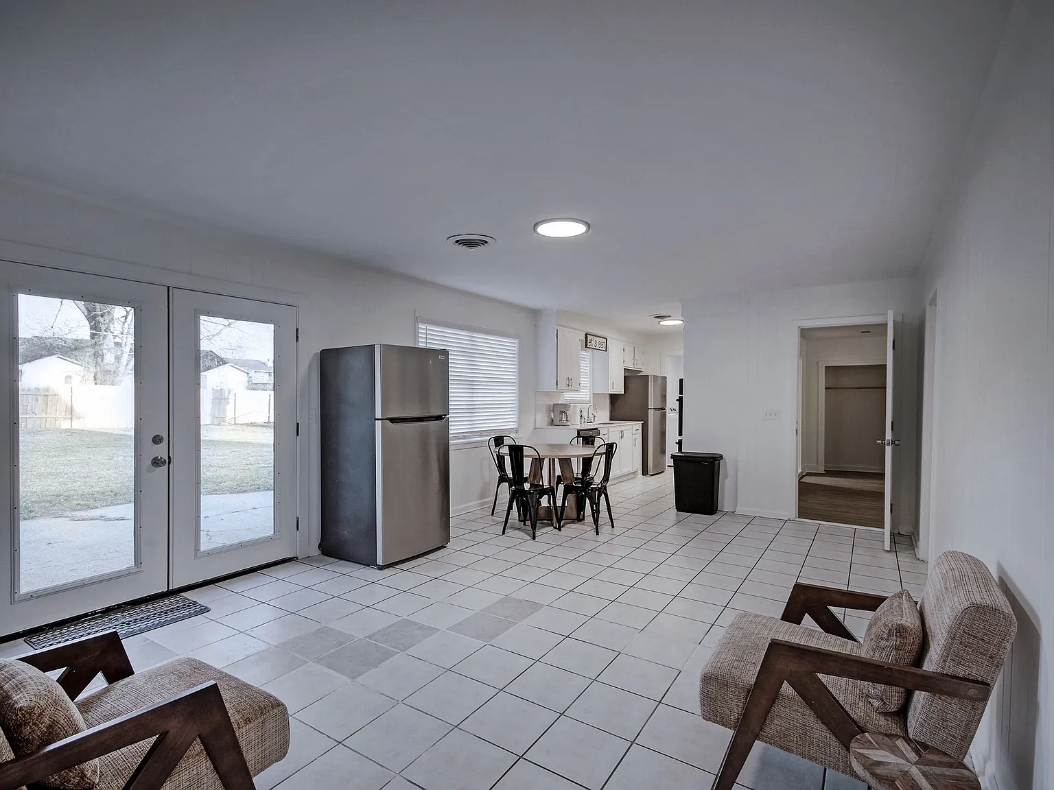 6 bed, 2296 sqft, $6,900 — Photo 4