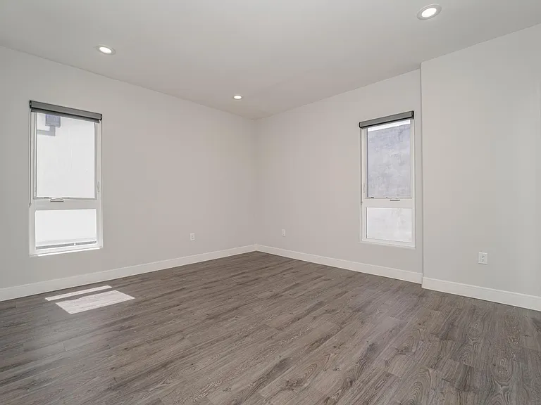 4526 1/2 Saint Charles Pl — Photo 17