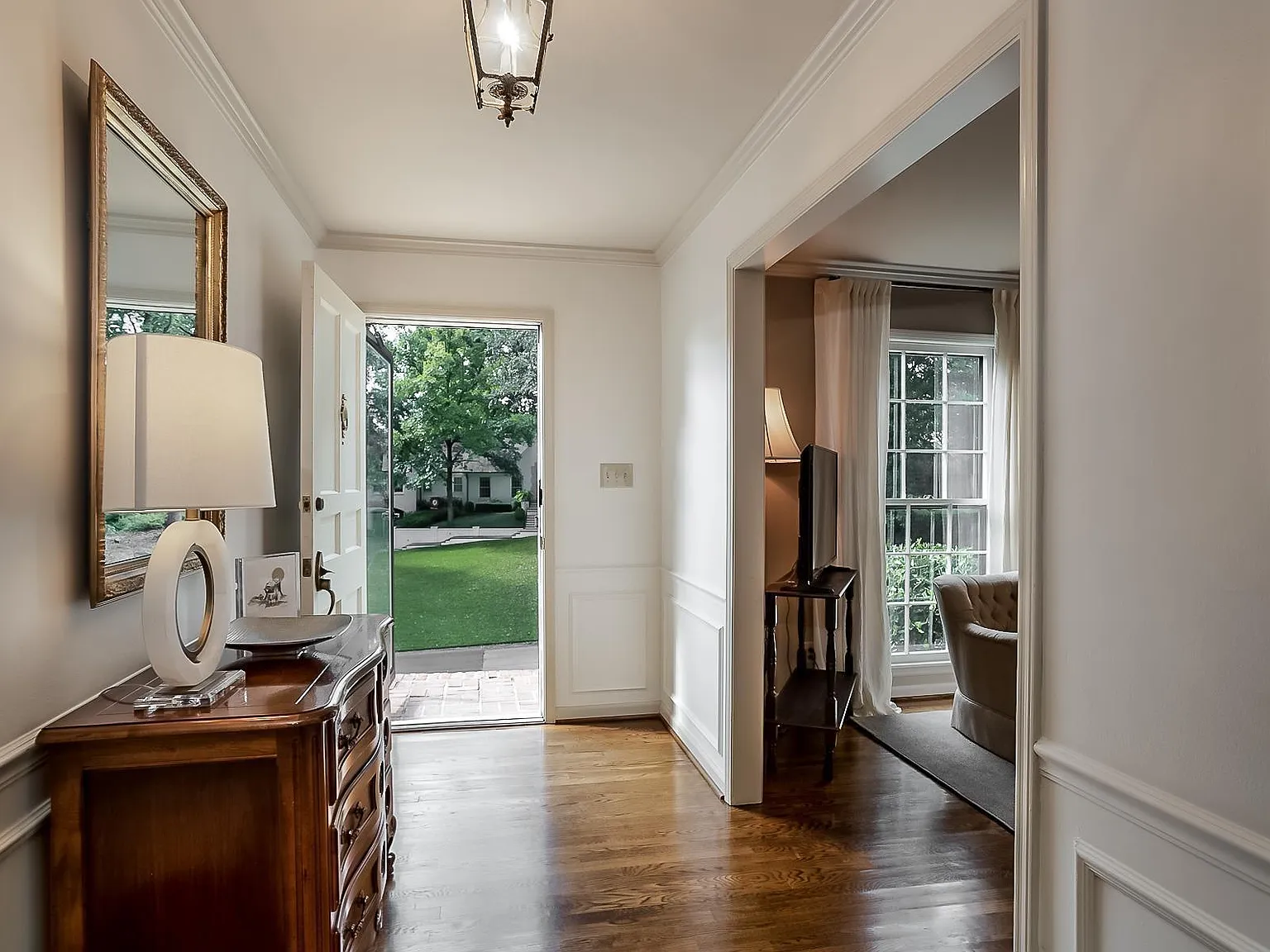 4 bed, 2.0 bath, 2076 sqft, $4,200 — Photo 3