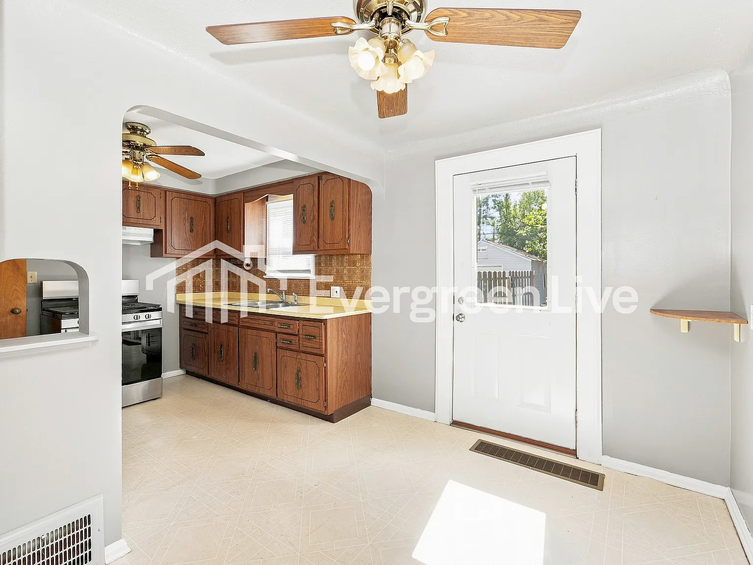 4 bed, 1.0 bath, 1291 sqft, $1,745 — Photo 4