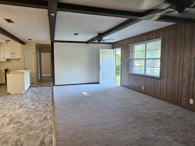 306 Mustang Dr — Photo 32
