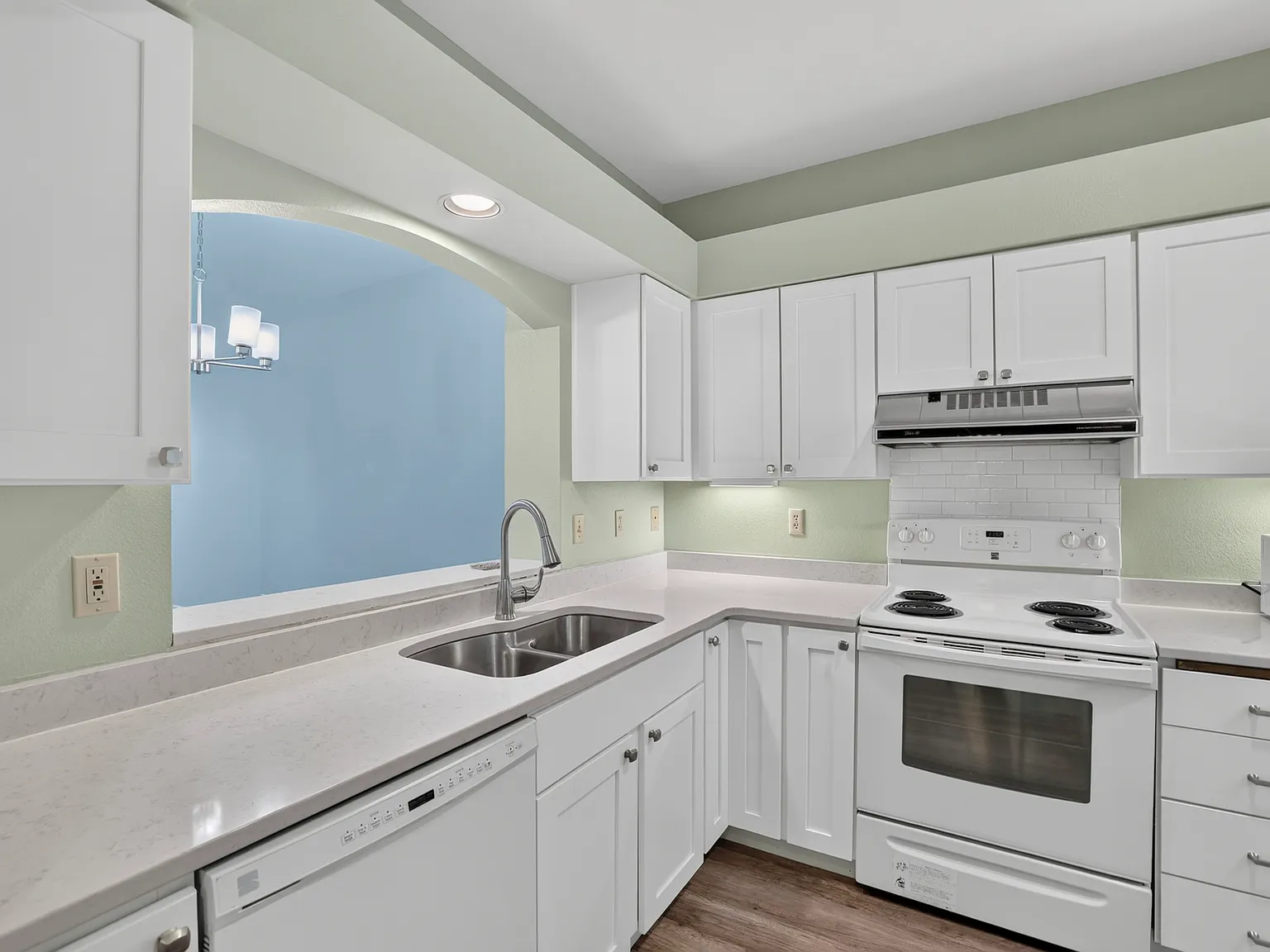 2 bed, 932 sqft, $2,100 — Photo 2