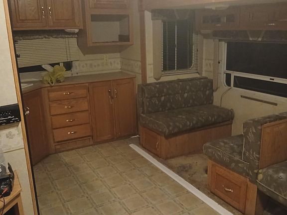 5th image of 909 S Jackson St