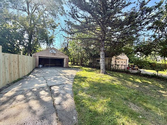 5th image of 6849 Rosemont Ave