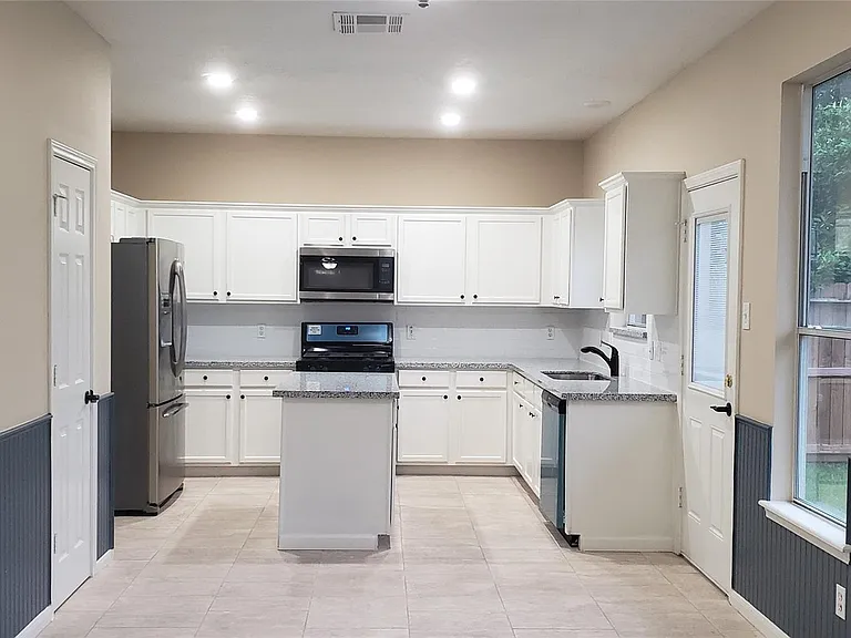 3839 Landon Park Dr — Photo 2