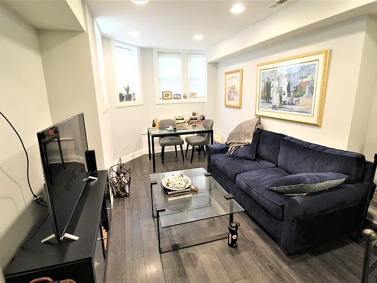2329 W Barry Ave — Photo 4