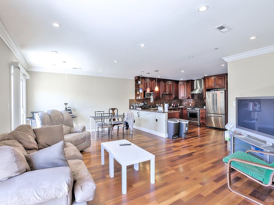 Living Room/Dining Area/Kitchen