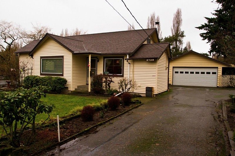 Front showing large 2 car garage