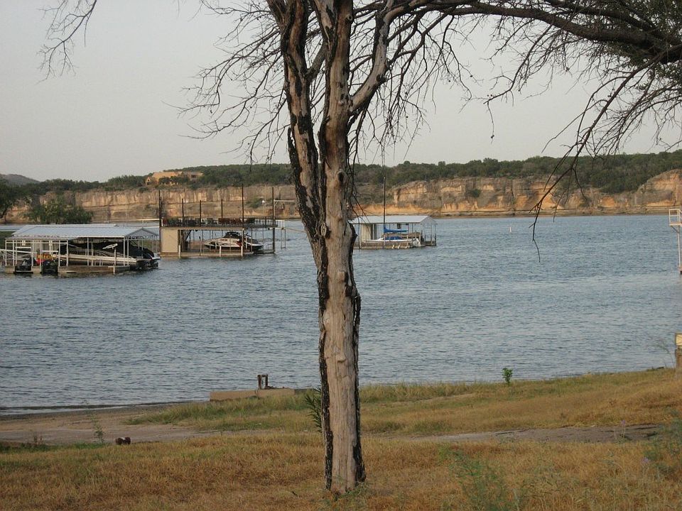 Gentle sloping lot to water's edge in back of protected cove in PK's premier subdivision - Gaines Bend.