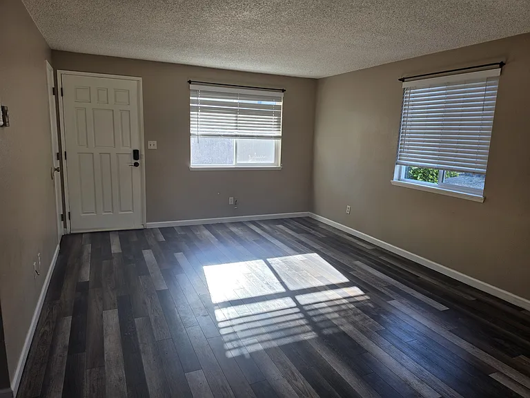449 SW I St #A — Photo 11