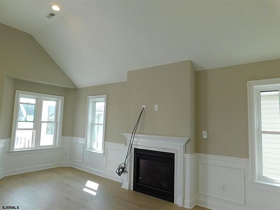 3rd image of 807A & B 2nd St