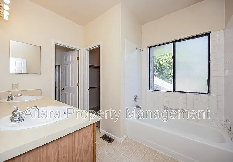 4210 Autumn Heights Dr #B — Photo 10