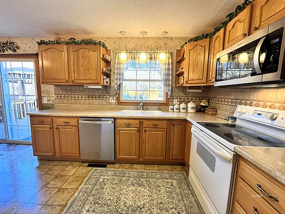 5th image of 72 Tammy Ln